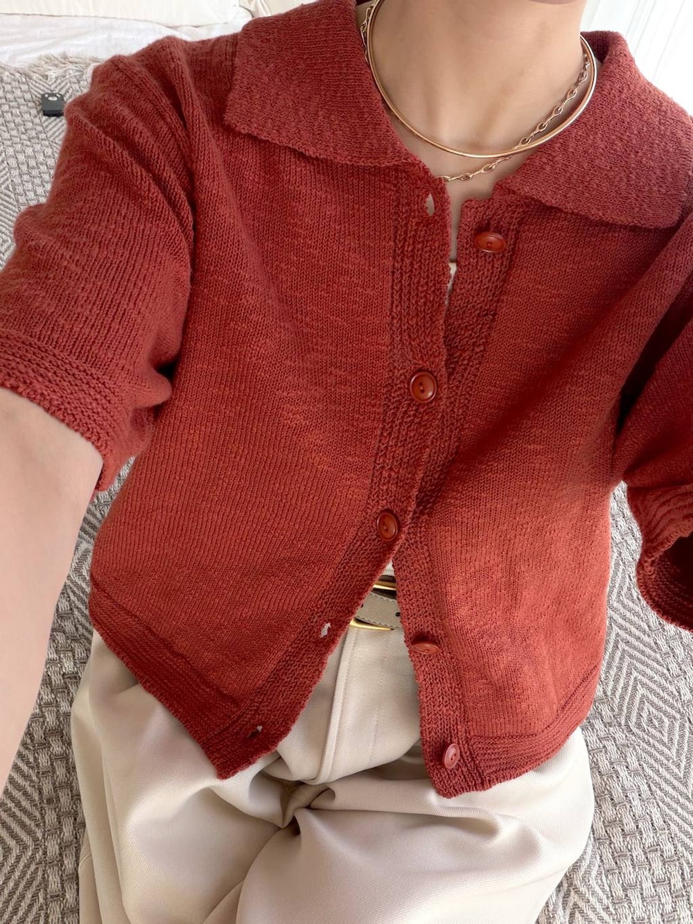 ホワイト系のその他パンツ、ブラウン系のサンダル、イエロー系のショルダーバッグを着用したレディースの春コーディネートの6枚目の写真