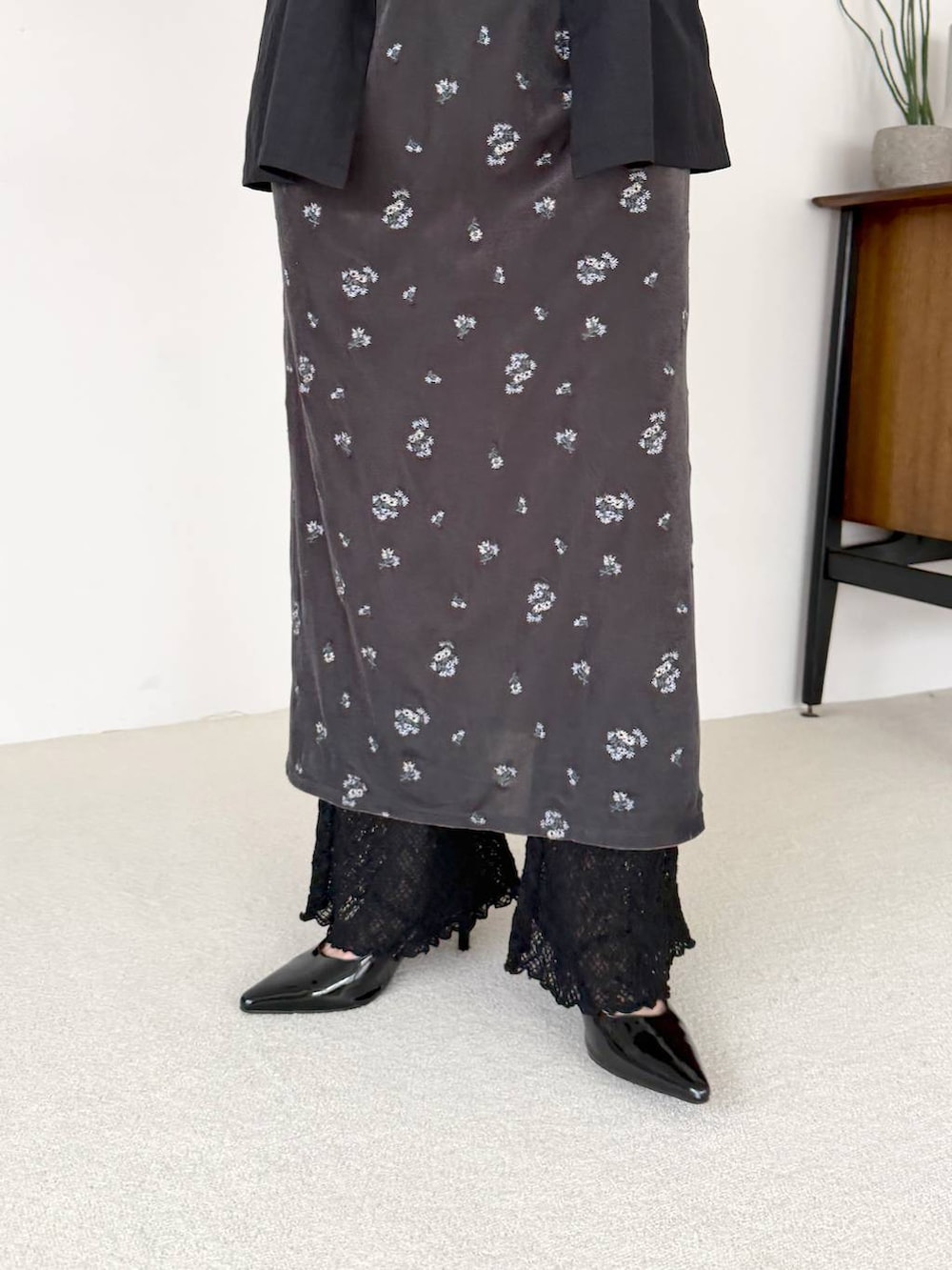 ブラック系のその他パンツ、グレー系のワンピース、ブラック系のサンダルを着用したレディースの夏コーディネートの5枚目の写真