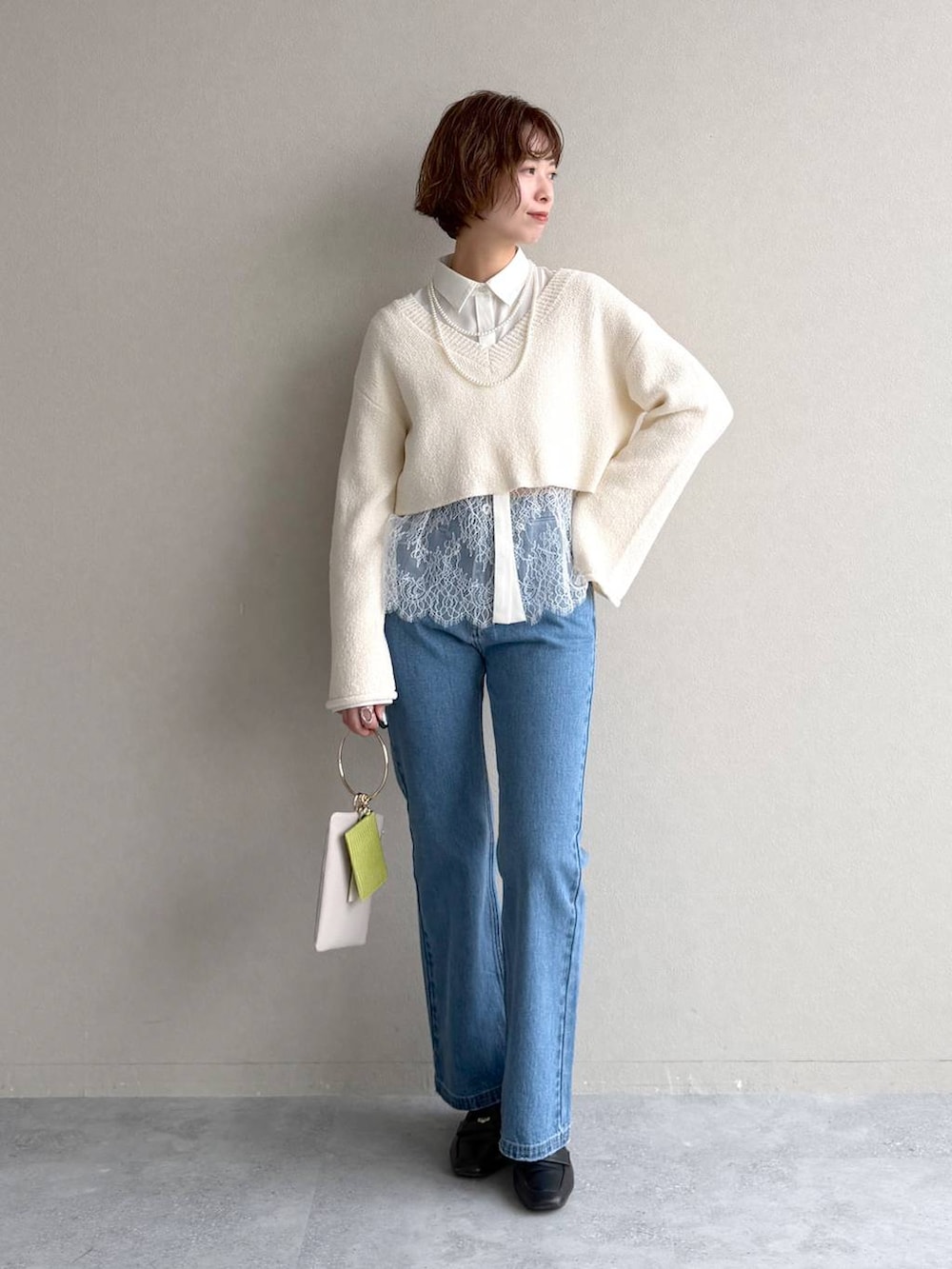 ブラック系のローファー、ブルー系のデニムパンツ、ベージュ系のテーラードジャケットを着用したレディースの冬コーディネートの4枚目の写真