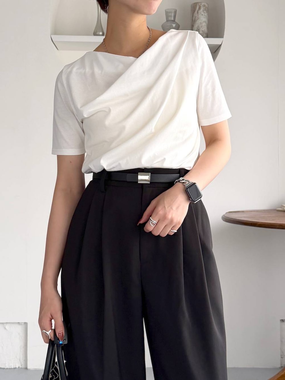 ホワイト系のTシャツ/カットソー、ブラック系のショルダーバッグ、ブラック系のサンダルを着用したレディースの夏コーディネートの4枚目の写真