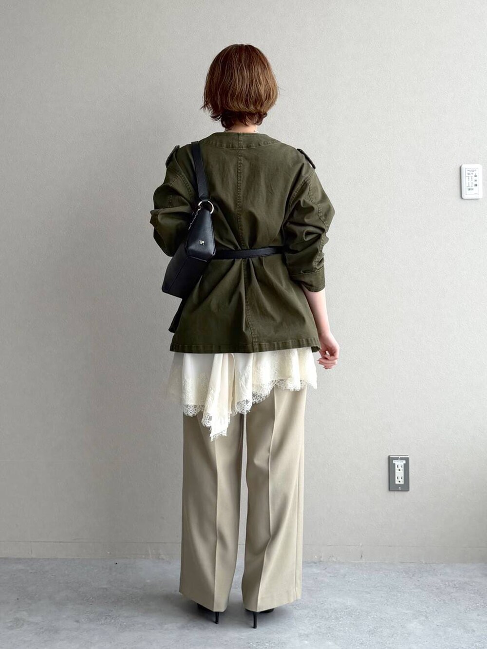 ホワイト系のTシャツ/カットソー、ベージュ系のその他パンツ、ブラック系のサンダルを着用したレディースの冬コーディネートの3枚目の写真