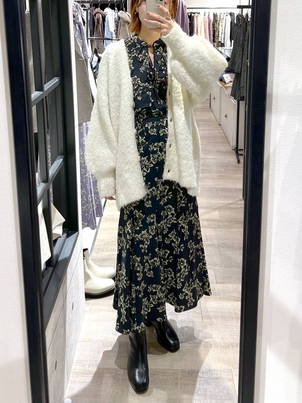 ブラック系のブーツ、ブラック系のスカート、ブラック系のシャツ/ブラウスを着用したレディースの秋コーディネートの7枚目の写真