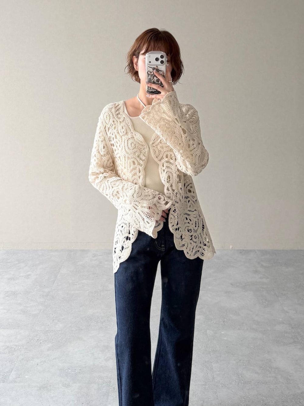 ブラック系のローファー、ブルー系のデニムパンツ、ブラウン系のブルゾンを着用したレディースの春コーディネートの8枚目の写真