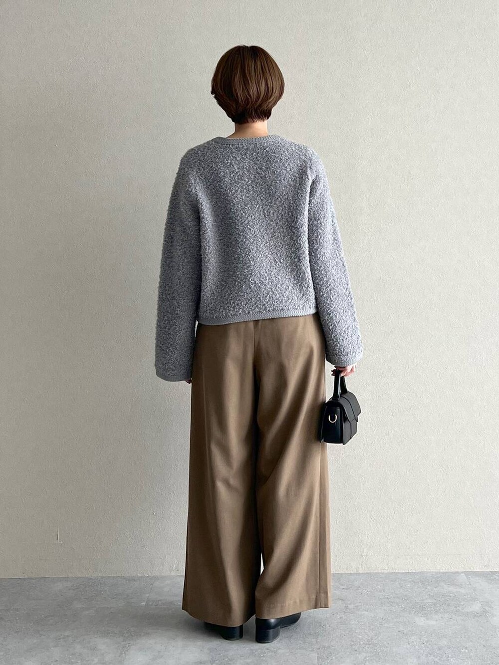 グレー系のカーディガン/ボレロ、ブラック系のローファー、ベージュ系のその他パンツを着用したレディースの秋コーディネートの3枚目の写真