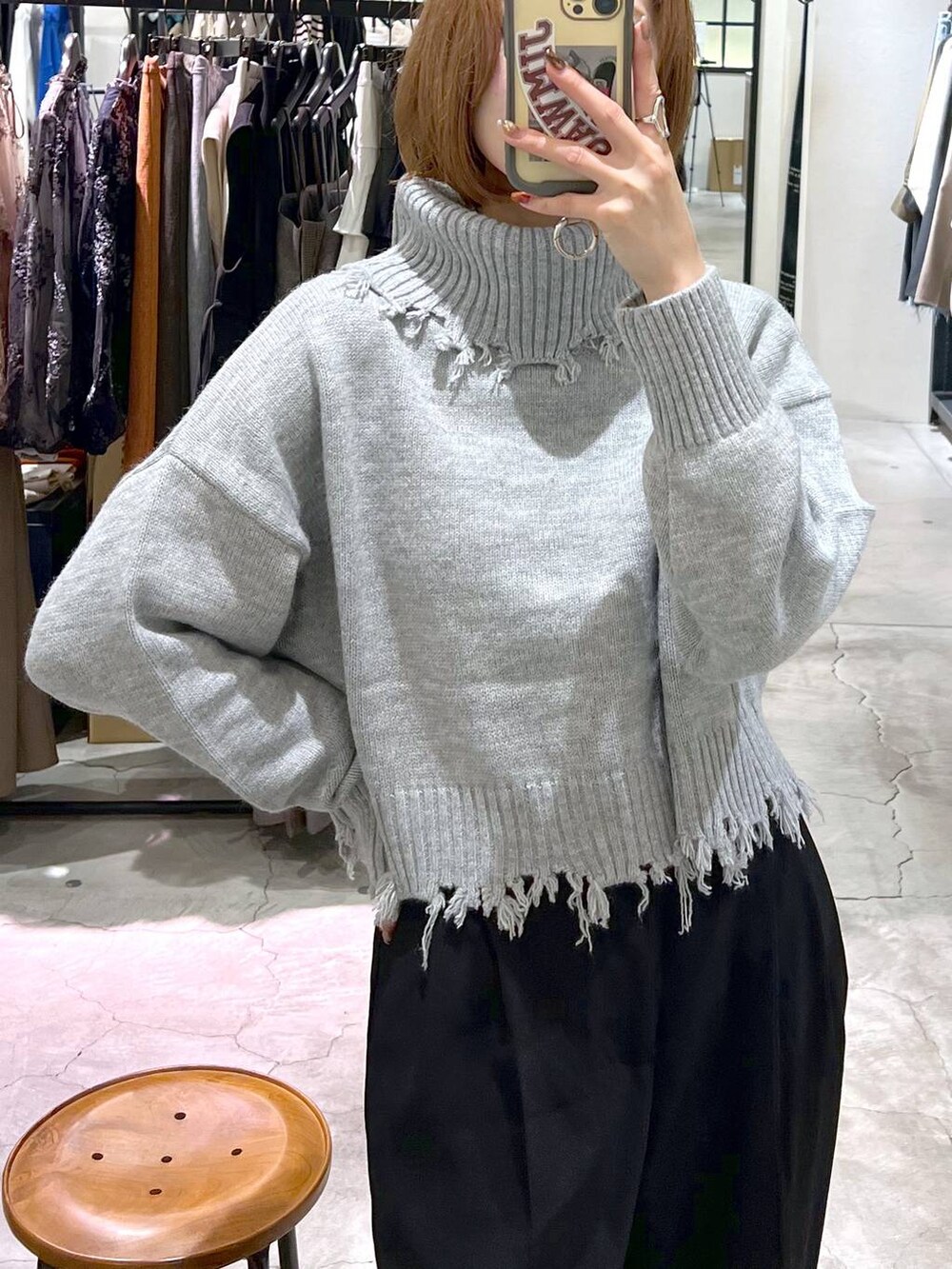 ブラック系のブーツ、ブラック系のショルダーバッグ、ホワイト系のその他アウターを着用したレディースの秋コーディネートの8枚目の写真