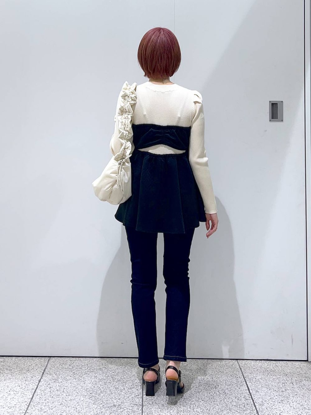 ブルー系のデニムパンツ、グリーン系のその他アウター、ホワイト系のハンドバッグを着用したレディースの秋コーディネートの6枚目の写真