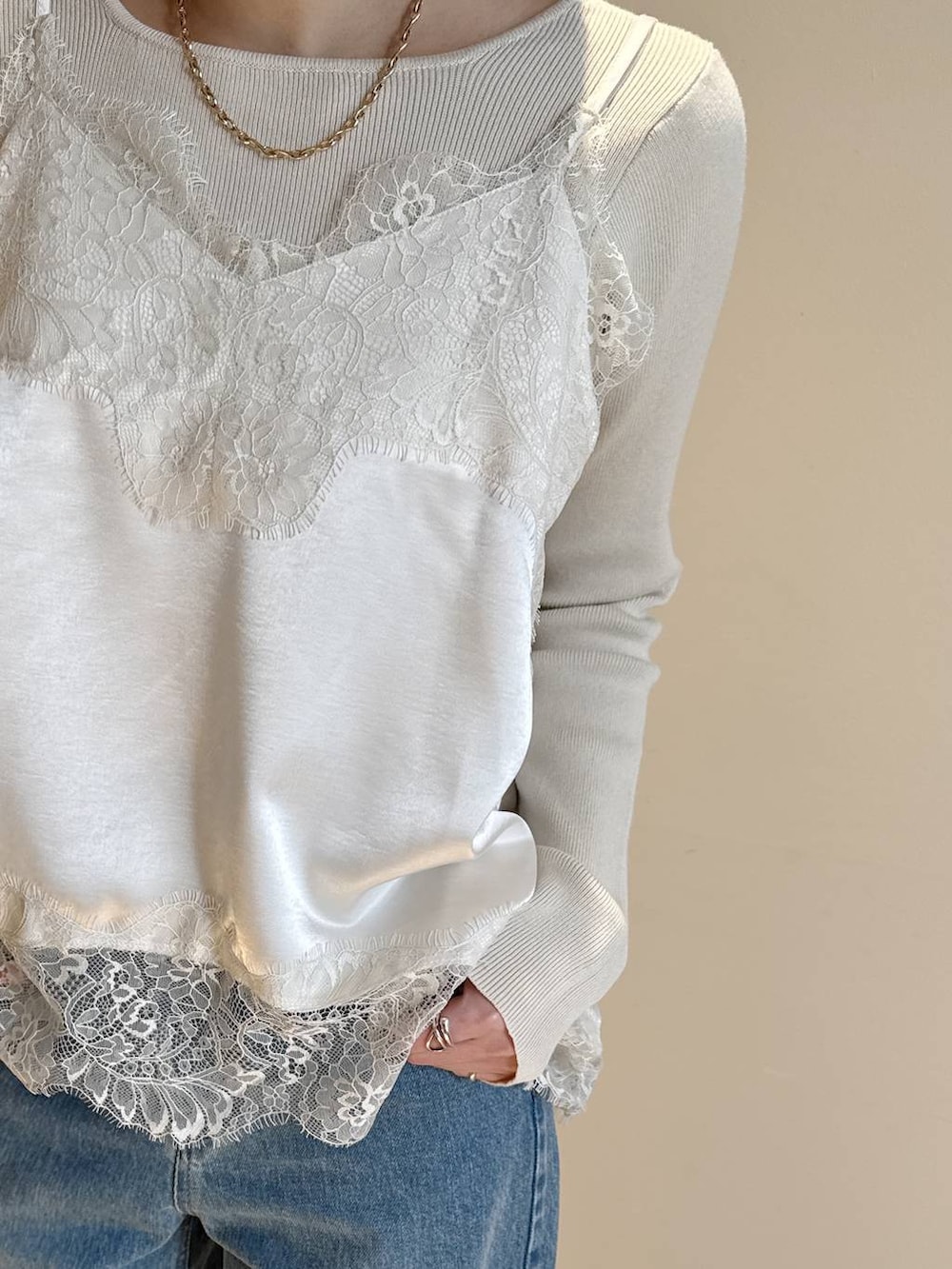 ブラウン系のボストンバッグ、ブルー系のパンプス、ホワイト系のキャミソールを着用したレディースの冬コーディネートの7枚目の写真