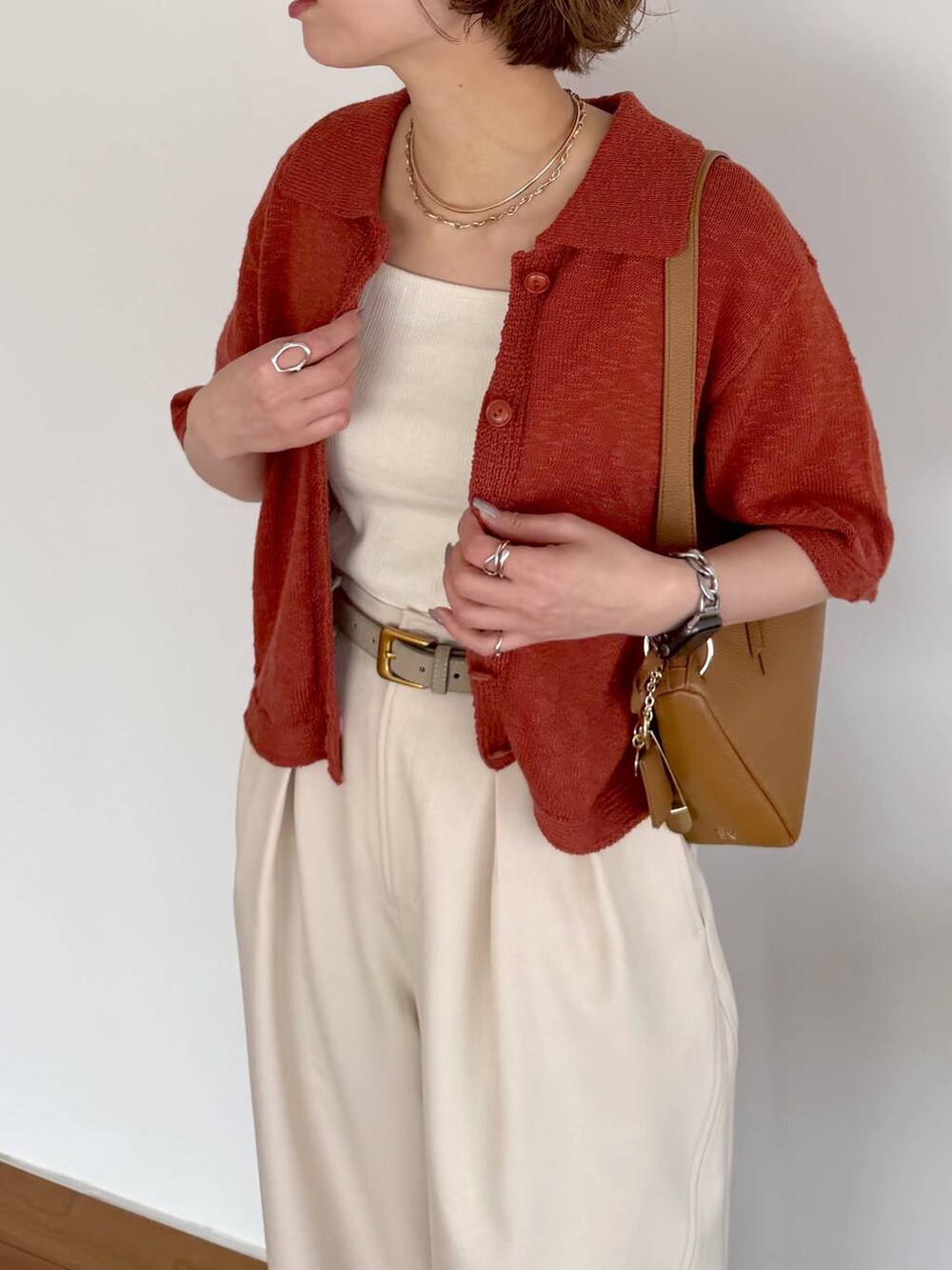 ホワイト系のその他パンツ、ブラウン系のサンダル、イエロー系のショルダーバッグを着用したレディースの春コーディネートの5枚目の写真