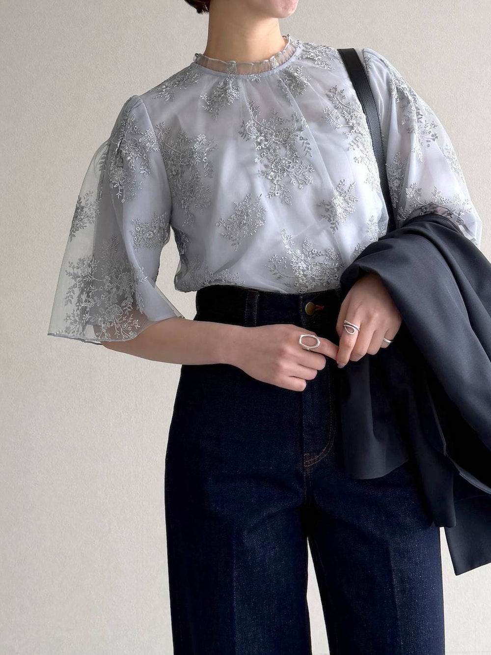 ブラック系のサンダル、ブルー系のシャツ/ブラウス、ブラック系のショルダーバッグを着用したレディースの春コーディネートの8枚目の写真