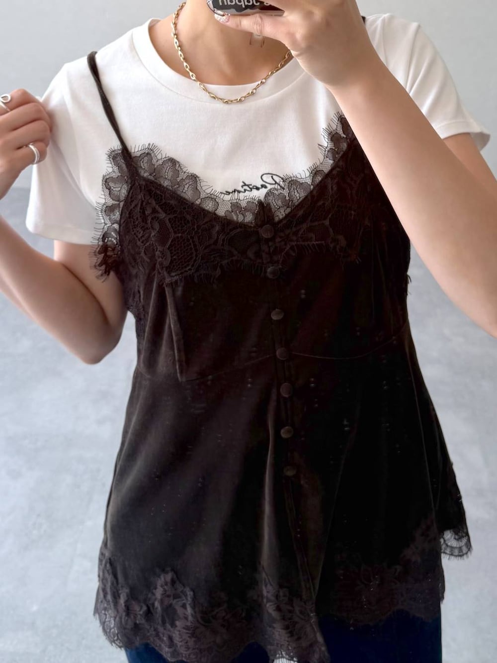 ブラック系のサンダル、ホワイト系のTシャツ/カットソー、ブラウン系のキャミソールを着用したレディースの夏コーディネートの8枚目の写真