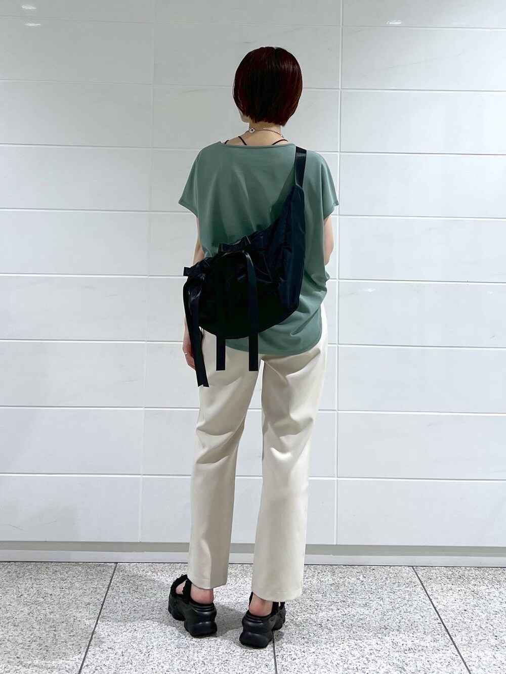 ベージュ系のその他パンツ、ブラック系のショルダーバッグ、ブラック系のサンダルを着用したレディースの夏コーディネートの3枚目の写真