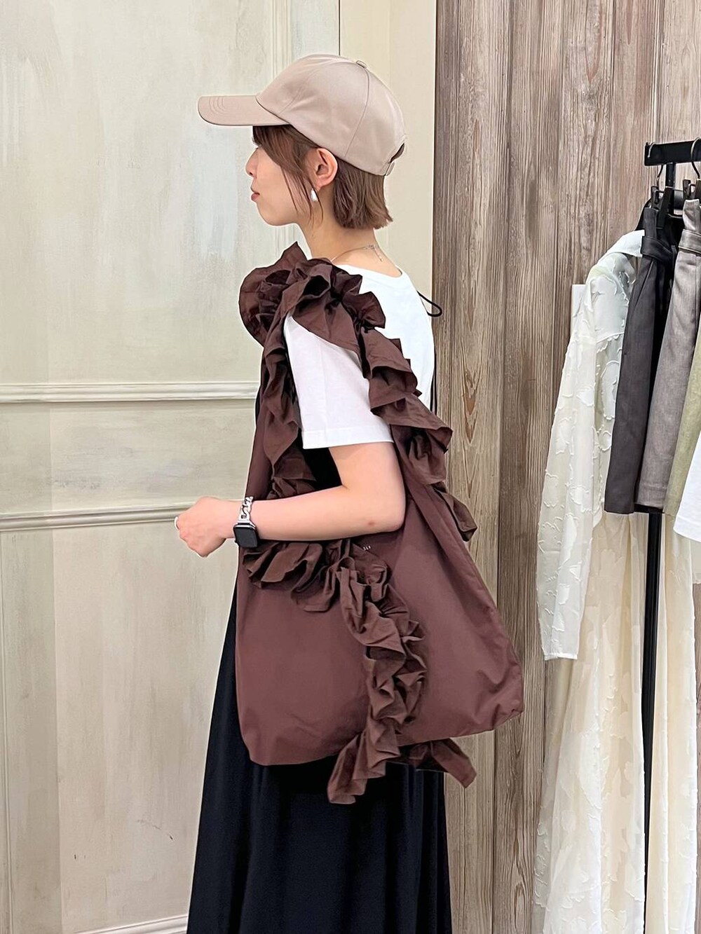 ブラック系のサンダル、ホワイト系のTシャツ/カットソー、ブラック系のワンピースを着用したレディースの春コーディネートの5枚目の写真