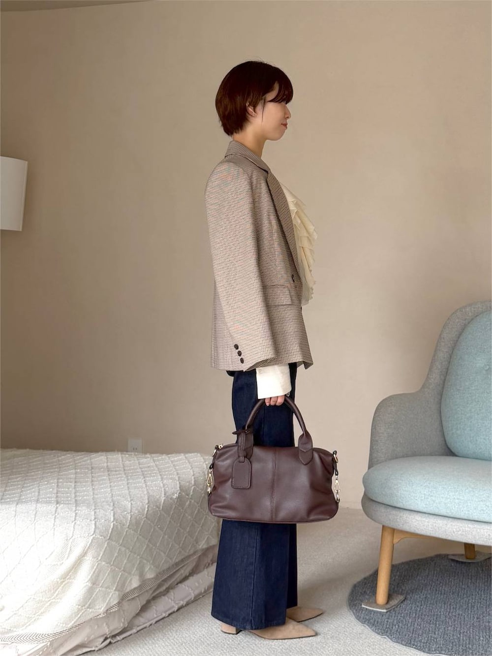 ベージュ系のサンダル、ホワイト系のシャツ/ブラウス、ブルー系のデニムパンツを着用したレディースの秋コーディネートの2枚目の写真