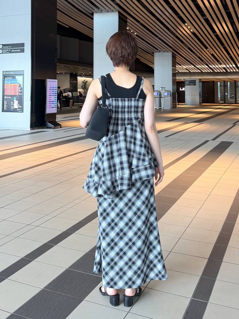 グレー系のスカート、ブラック系のシャツ/ブラウス、ブラック系のタンクトップを着用したレディースの夏コーディネートの3枚目の写真