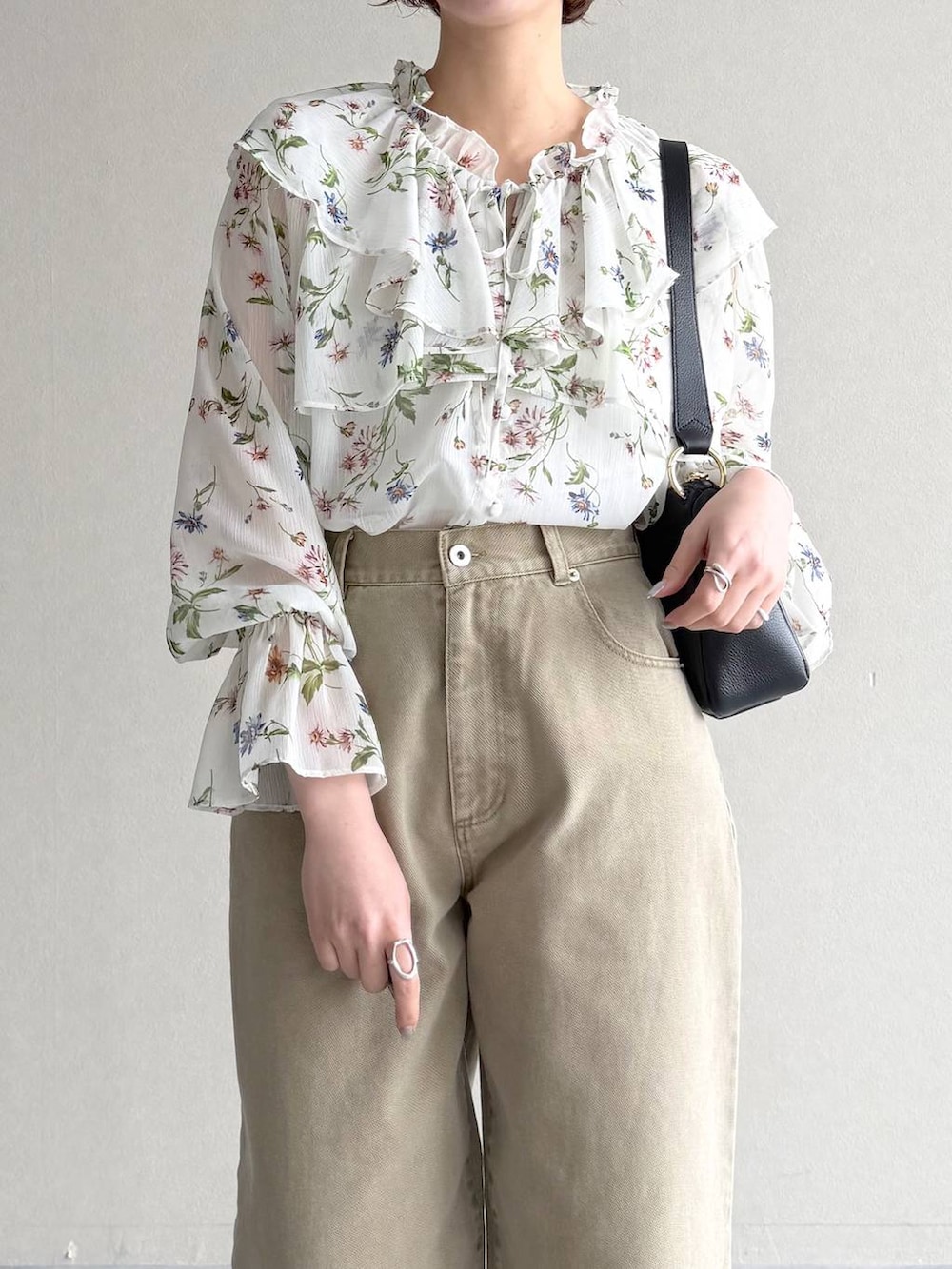 ブラック系のサンダル、ホワイト系のシャツ/ブラウス、ブラック系のショルダーバッグを着用したレディースの春コーディネートの4枚目の写真