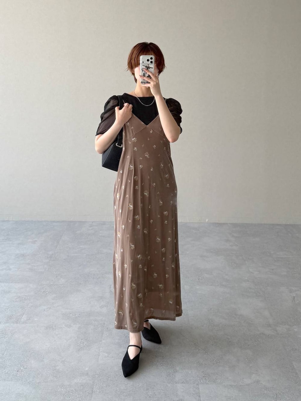 ブラック系のサンダル、ベージュ系のワンピース、ブラック系のTシャツ/カットソーを着用したレディースの夏コーディネートの5枚目の写真