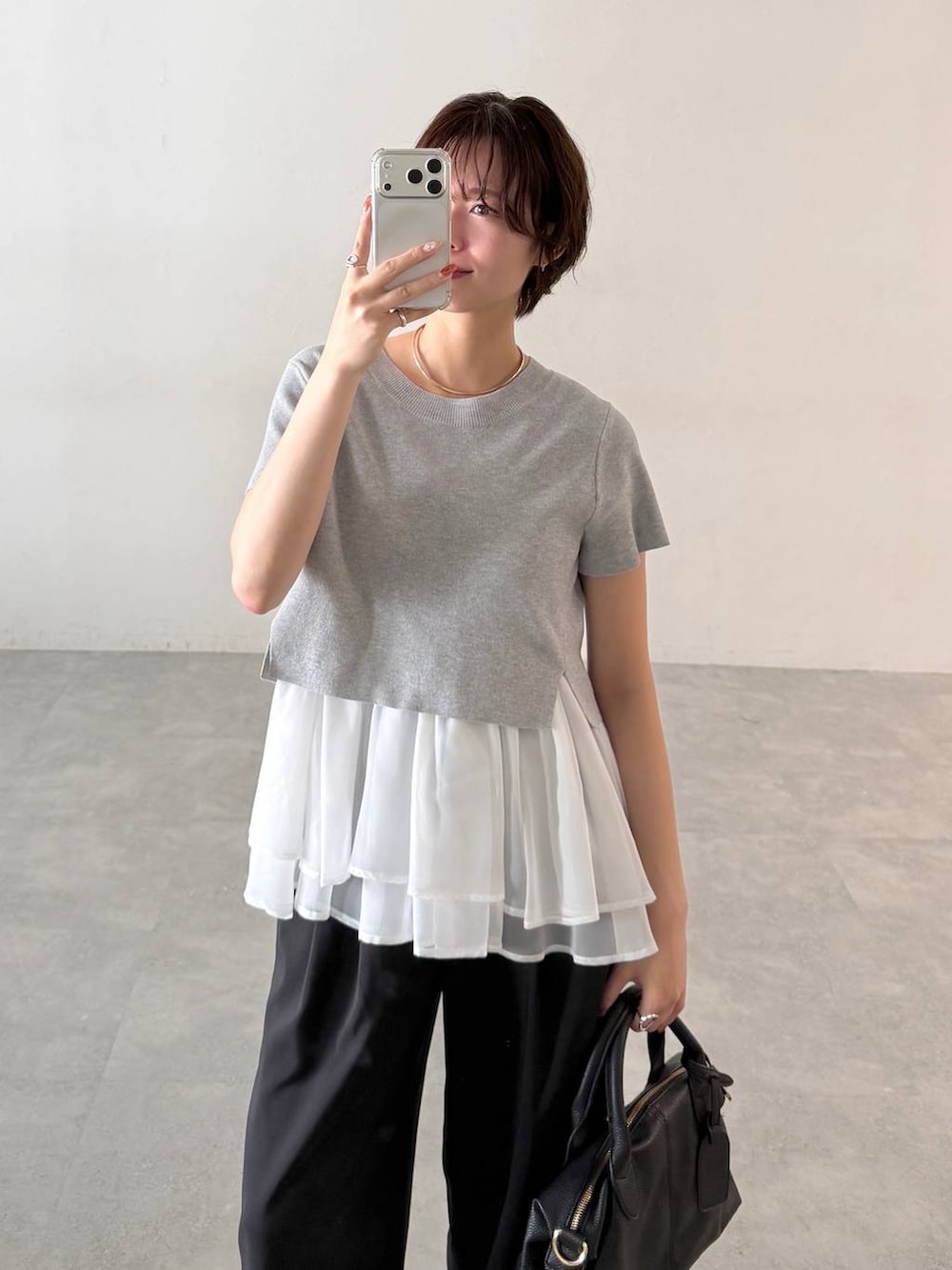 ブラック系のサンダル、グレー系のニット/セーター、ブラック系のその他パンツを着用したレディースの夏コーディネートの4枚目の写真