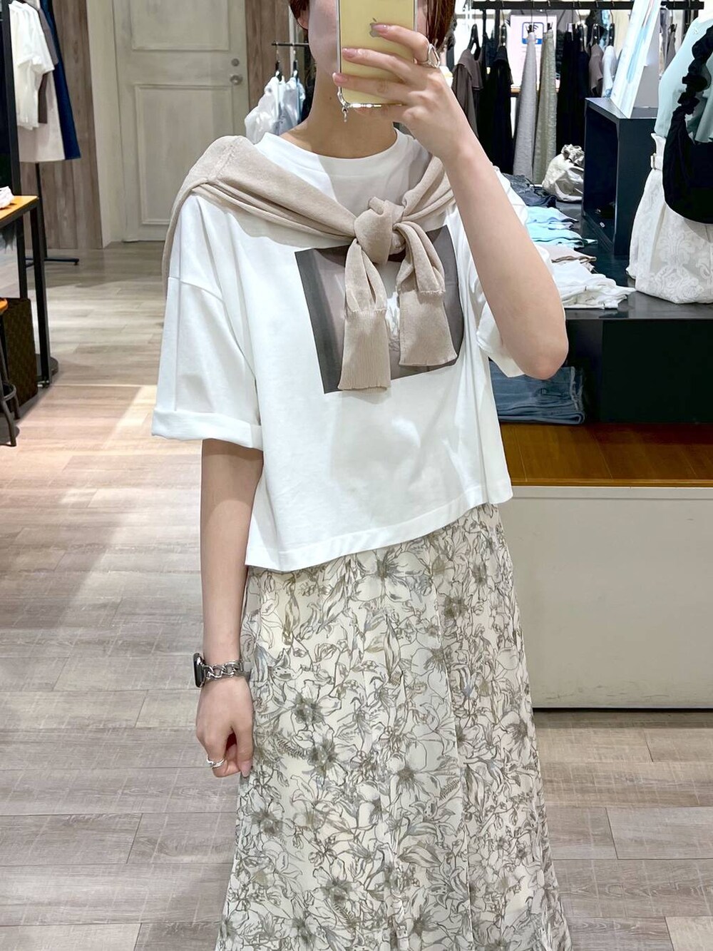 ホワイト系のサンダル、ホワイト系のショルダーバッグ、ホワイト系のスカートを着用したレディースの春コーディネートの5枚目の写真