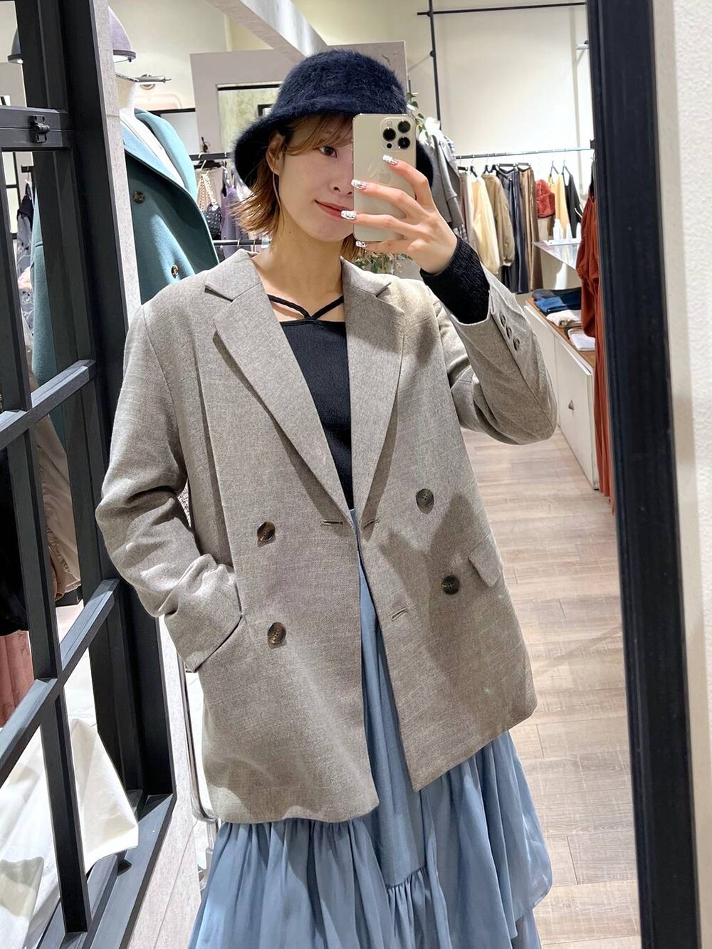 ブラック系のブーツ、ブラック系のTシャツ/カットソー、グレー系のテーラードジャケットを着用したレディースの秋コーディネートの3枚目の写真