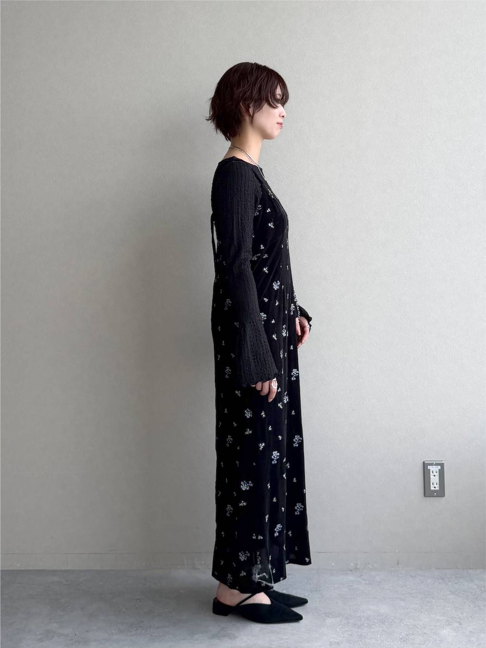 ブラック系のサンダル、ブラック系のワンピース、ブラック系のTシャツ/カットソーを着用したレディースの秋コーディネートの2枚目の写真