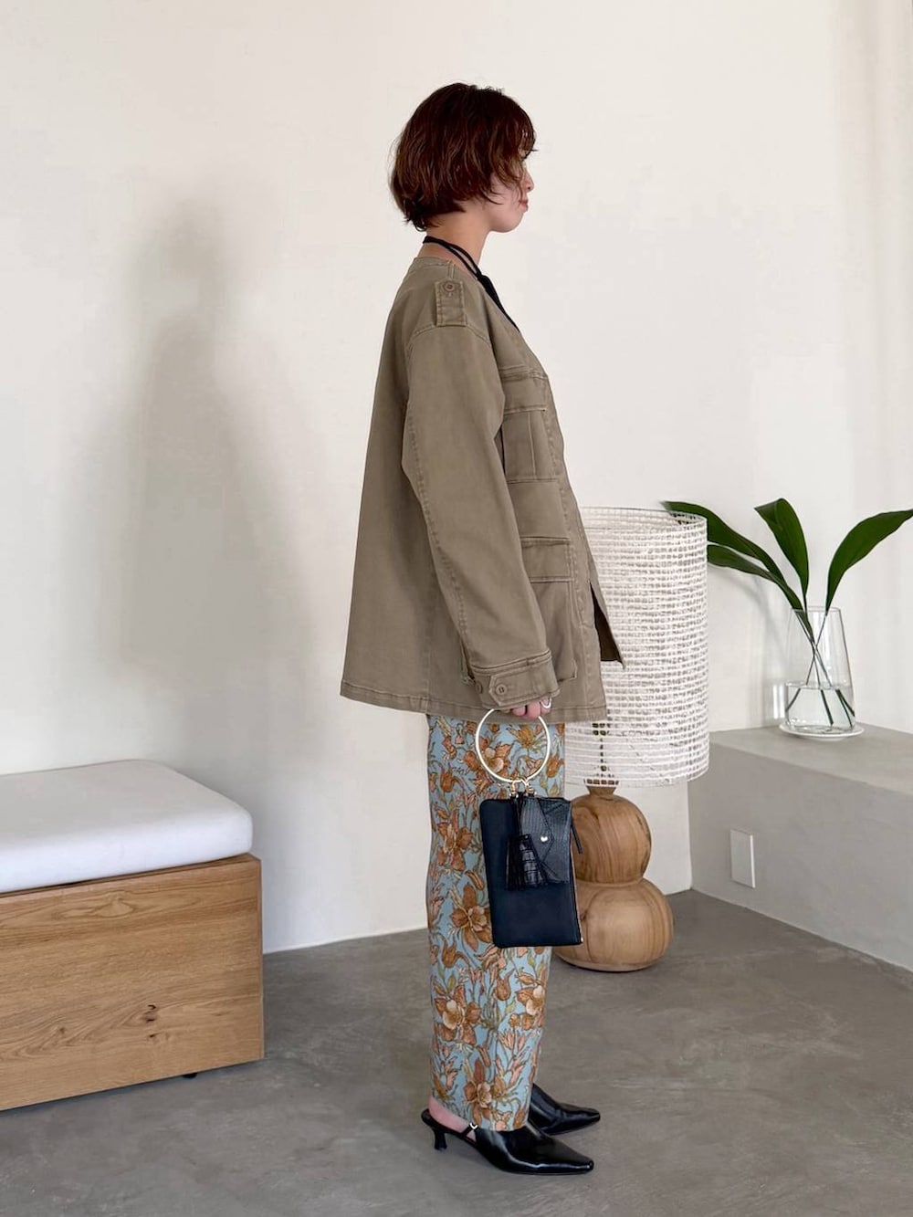 ブラック系のサンダル、ブラック系のショルダーバッグ、ブルー系のその他パンツを着用したレディースの冬コーディネートの2枚目の写真