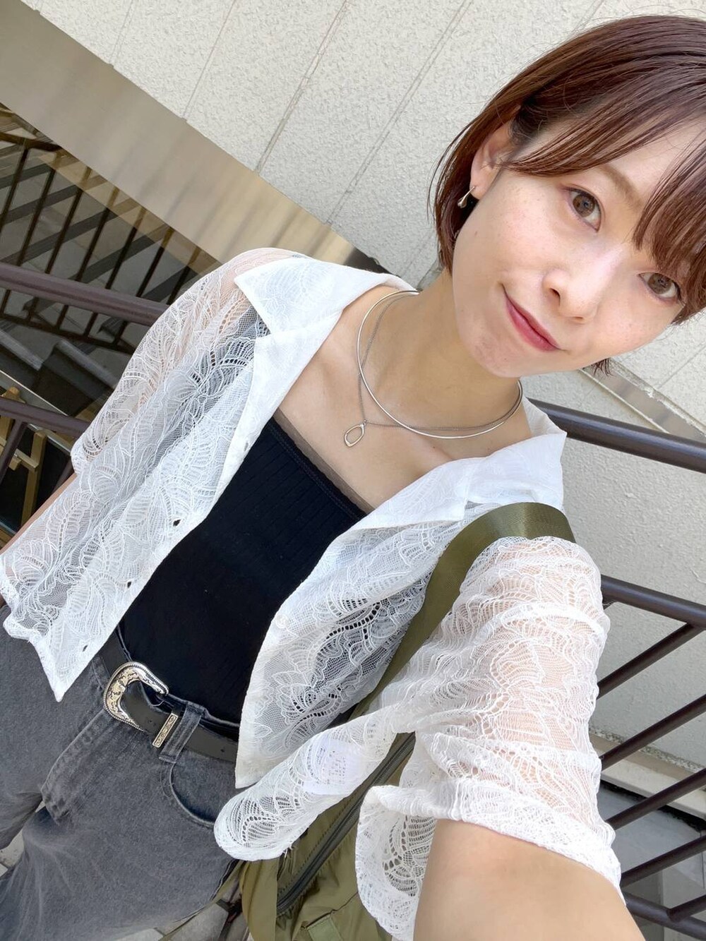 ブラック系のサンダル、ブラック系のタンクトップ、ホワイト系のシャツ/ブラウスを着用したレディースの夏コーディネートの5枚目の写真