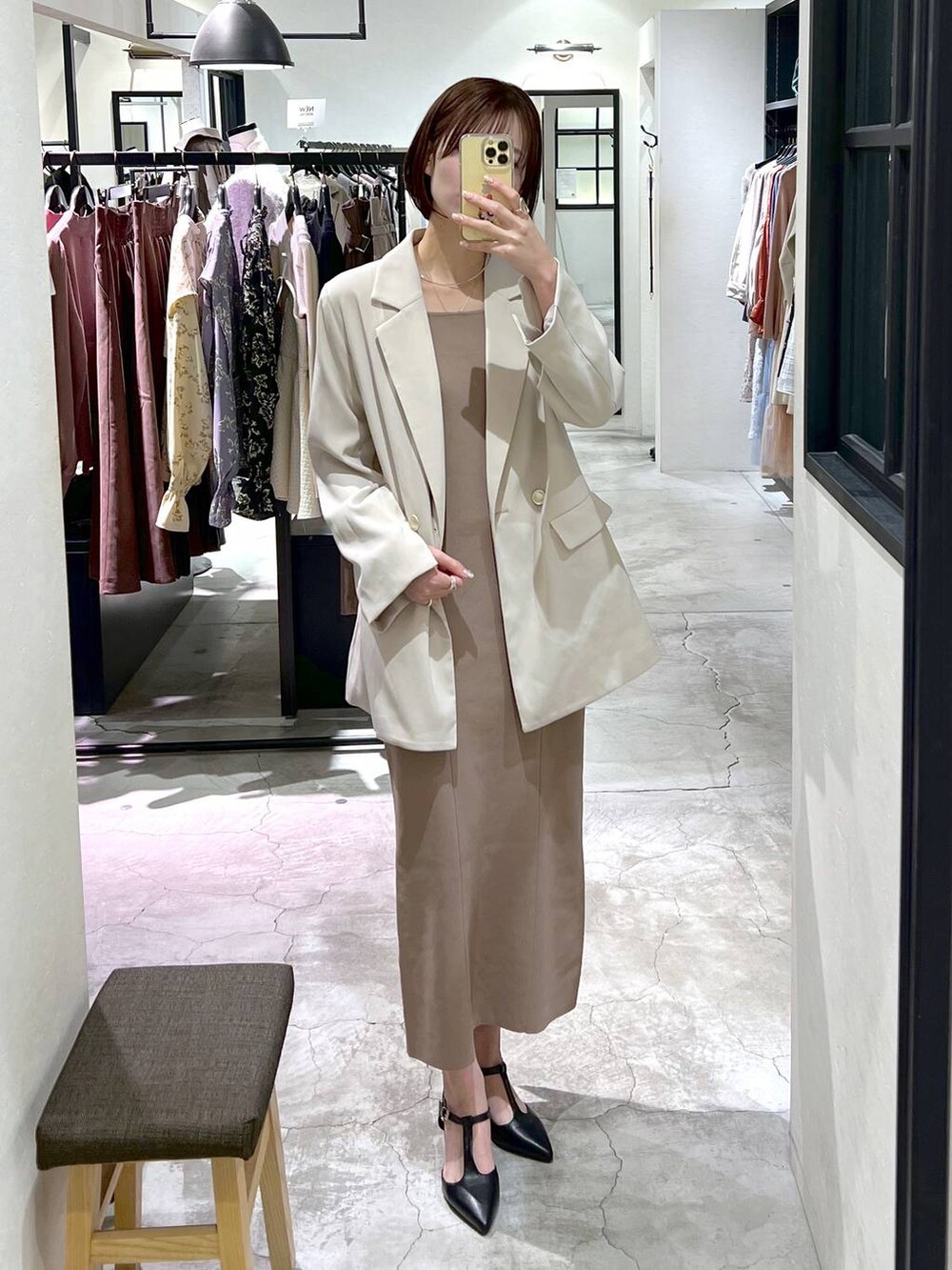 ホワイト系のテーラードジャケット、ブラック系のパンプス、ブラック系のトートバッグを着用したレディースの冬コーディネートの4枚目の写真