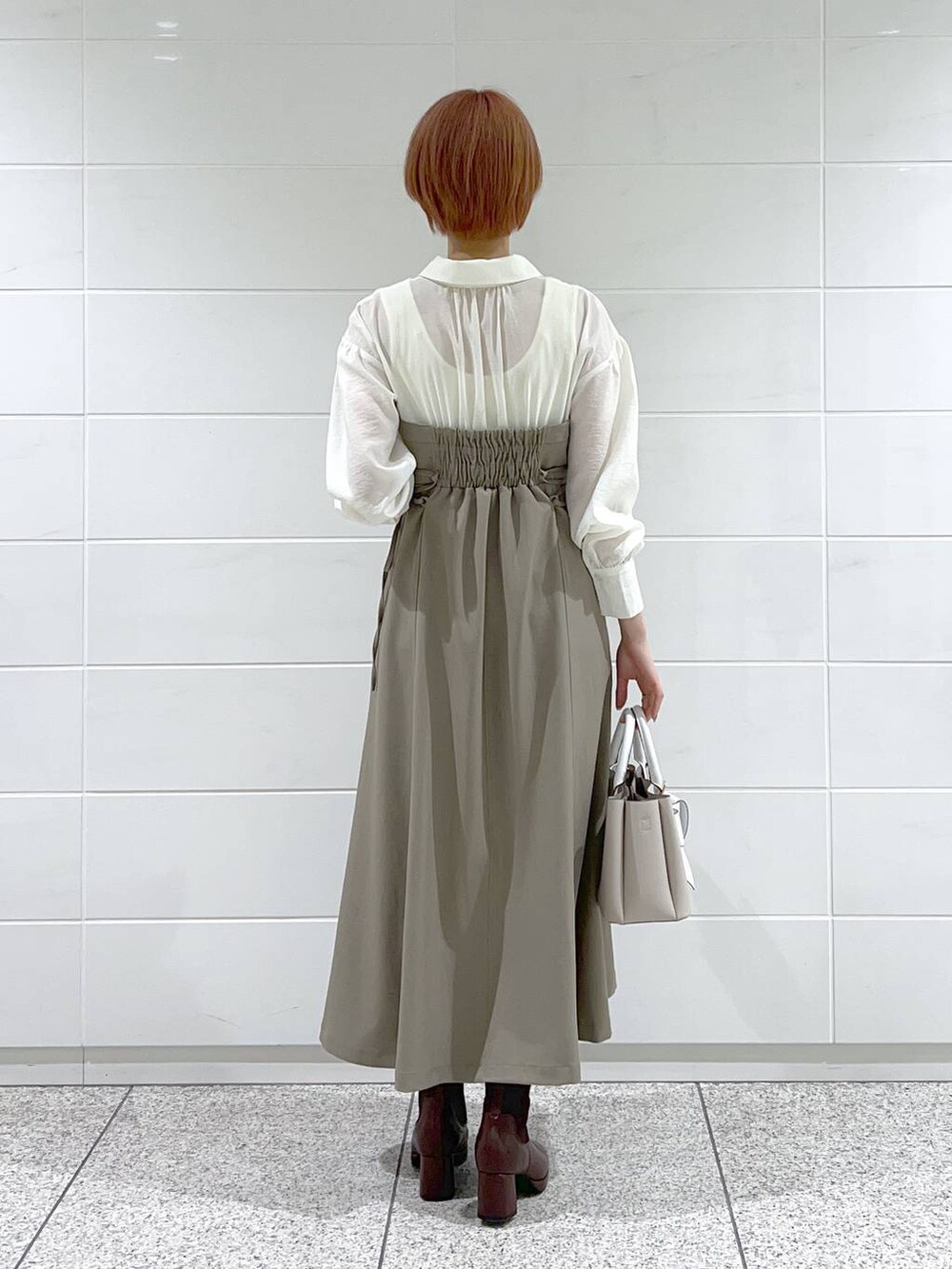 ベージュ系のショルダーバッグ、ホワイト系のタンクトップ、ブラウン系のワンピースを着用したレディースの春コーディネートの3枚目の写真