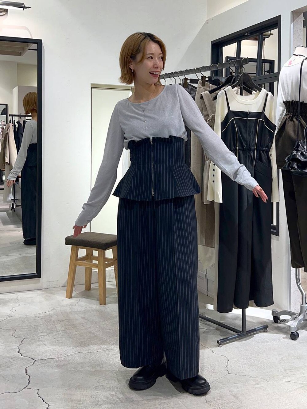 ブラック系のブーツ、シルバー系のTシャツ/カットソー、ブルー系のその他パンツを着用したレディースの秋コーディネートの7枚目の写真