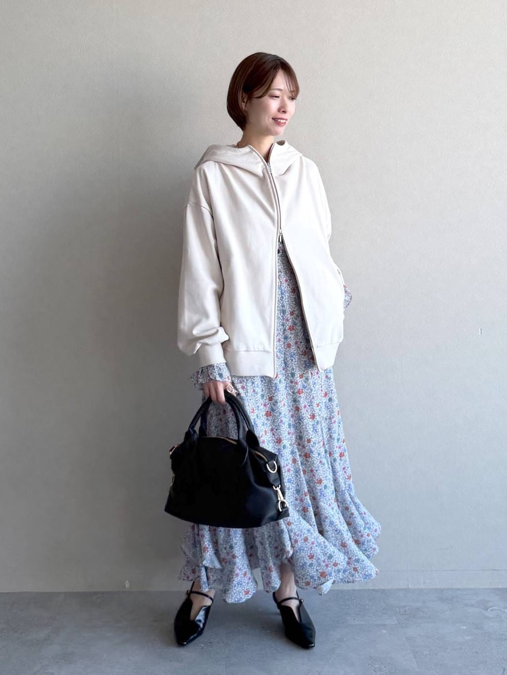 ブラック系のボストンバッグ、ホワイト系のパーカー、ブラック系のサンダルを着用したレディースの冬コーディネートの5枚目の写真