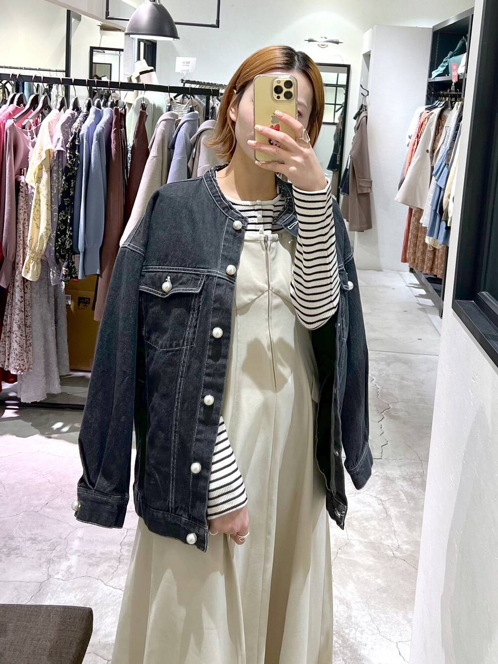 ホワイト系のワンピース、ブラック系のトートバッグ、ホワイト系のTシャツ/カットソーを着用したレディースの冬コーディネートの7枚目の写真