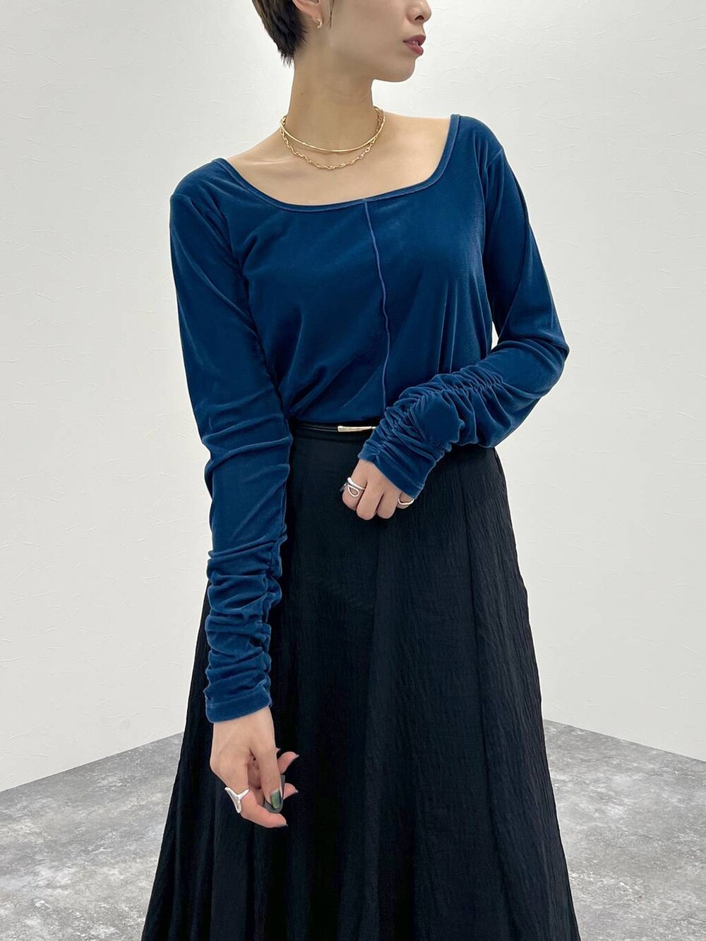 グレー系のテーラードジャケット、ブラック系のハンドバッグ、ブラック系のスカートを着用したレディースの秋コーディネートの9枚目の写真