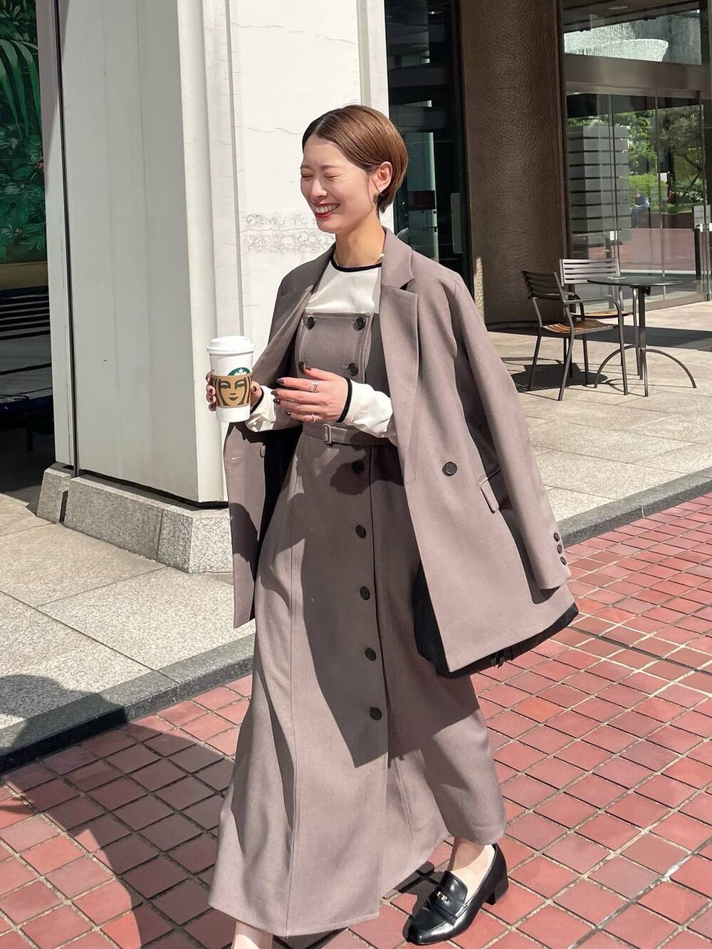 ホワイト系のTシャツ/カットソー、ブラック系のローファー、ベージュ系のワンピースを着用したレディースの秋コーディネートの7枚目の写真