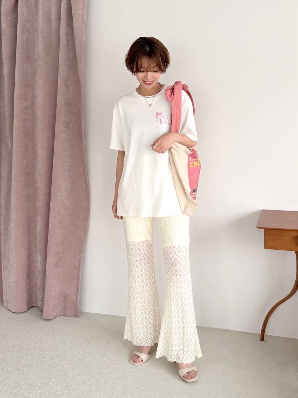 ホワイト系のその他パンツ、ホワイト系のトートバッグ、ホワイト系のTシャツ/カットソーを着用したレディースの夏コーディネートの7枚目の写真