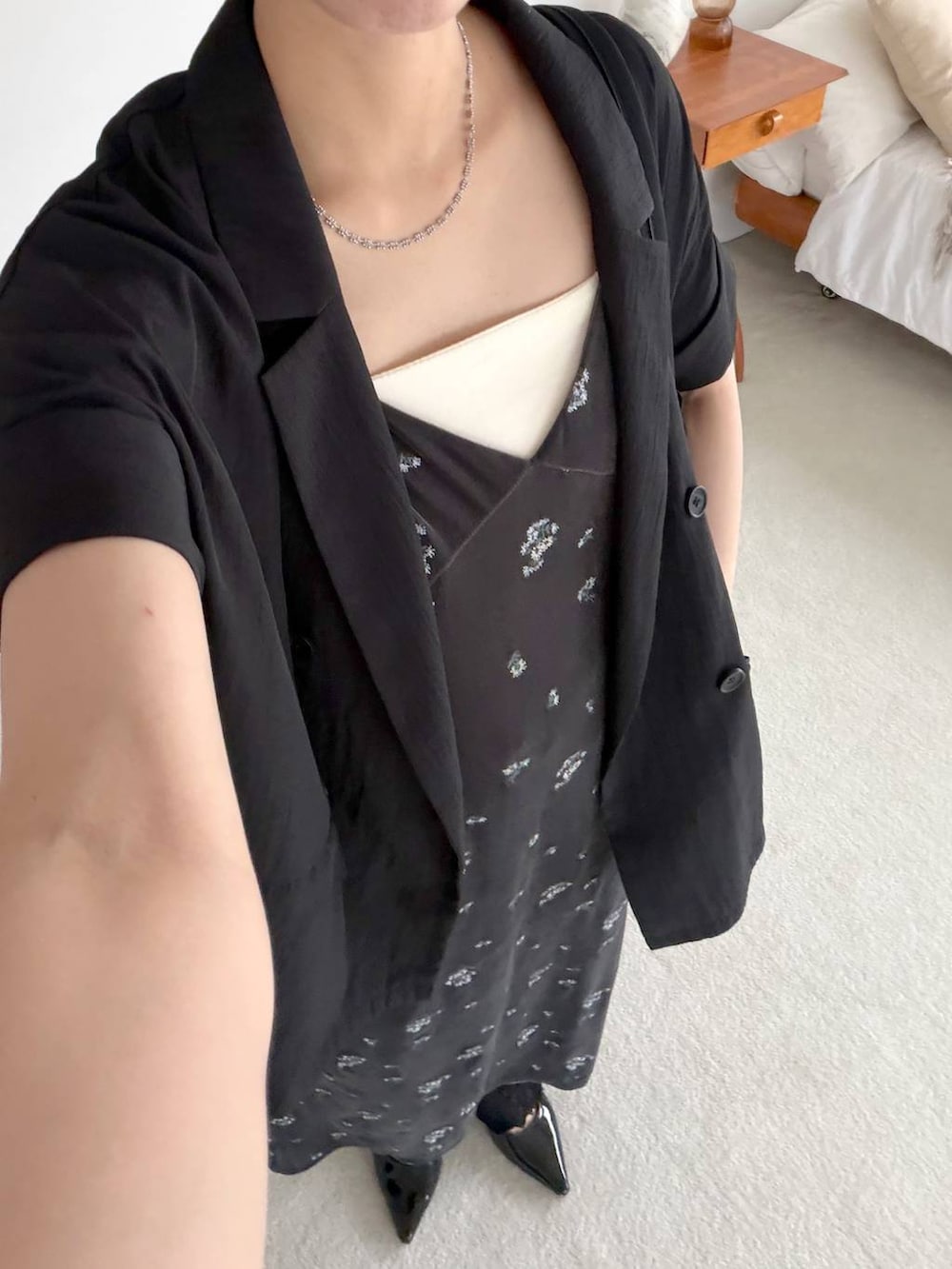 ブラック系のその他パンツ、グレー系のワンピース、ブラック系のサンダルを着用したレディースの夏コーディネートの7枚目の写真