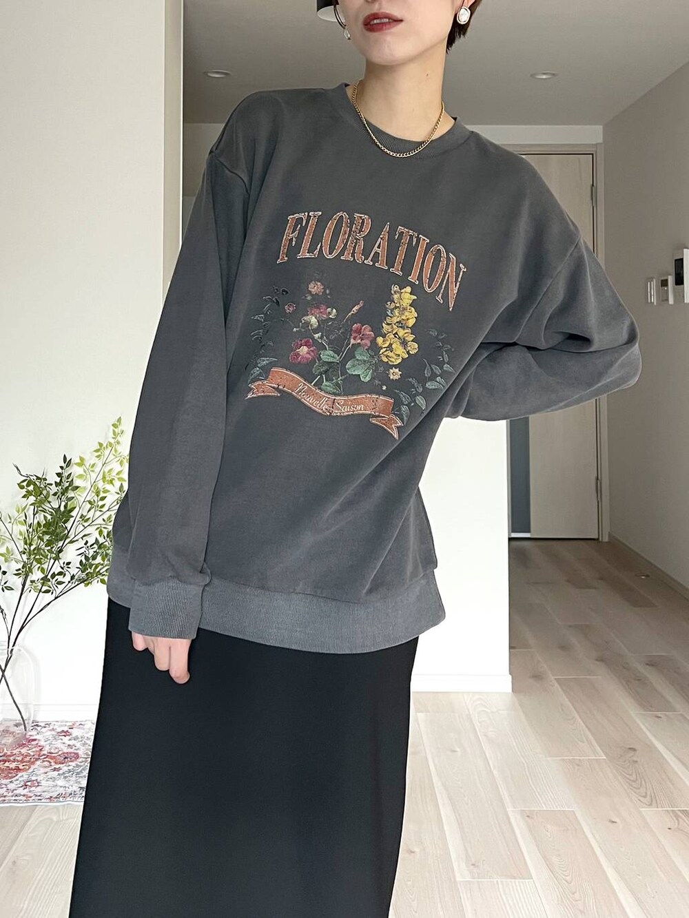 ブラウン系のボストンバッグ、ブラック系のスカート、ベージュ系のネックレスを着用したレディースの秋コーディネートの8枚目の写真