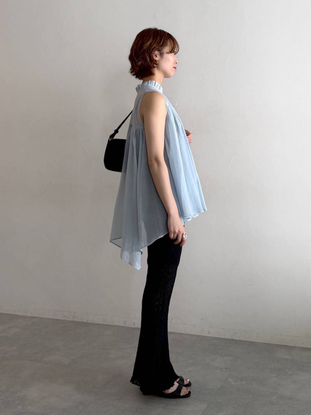 ブラック系のその他パンツ、ブルー系のシャツ/ブラウス、ブラック系のサンダルを着用したレディースの夏コーディネートの2枚目の写真