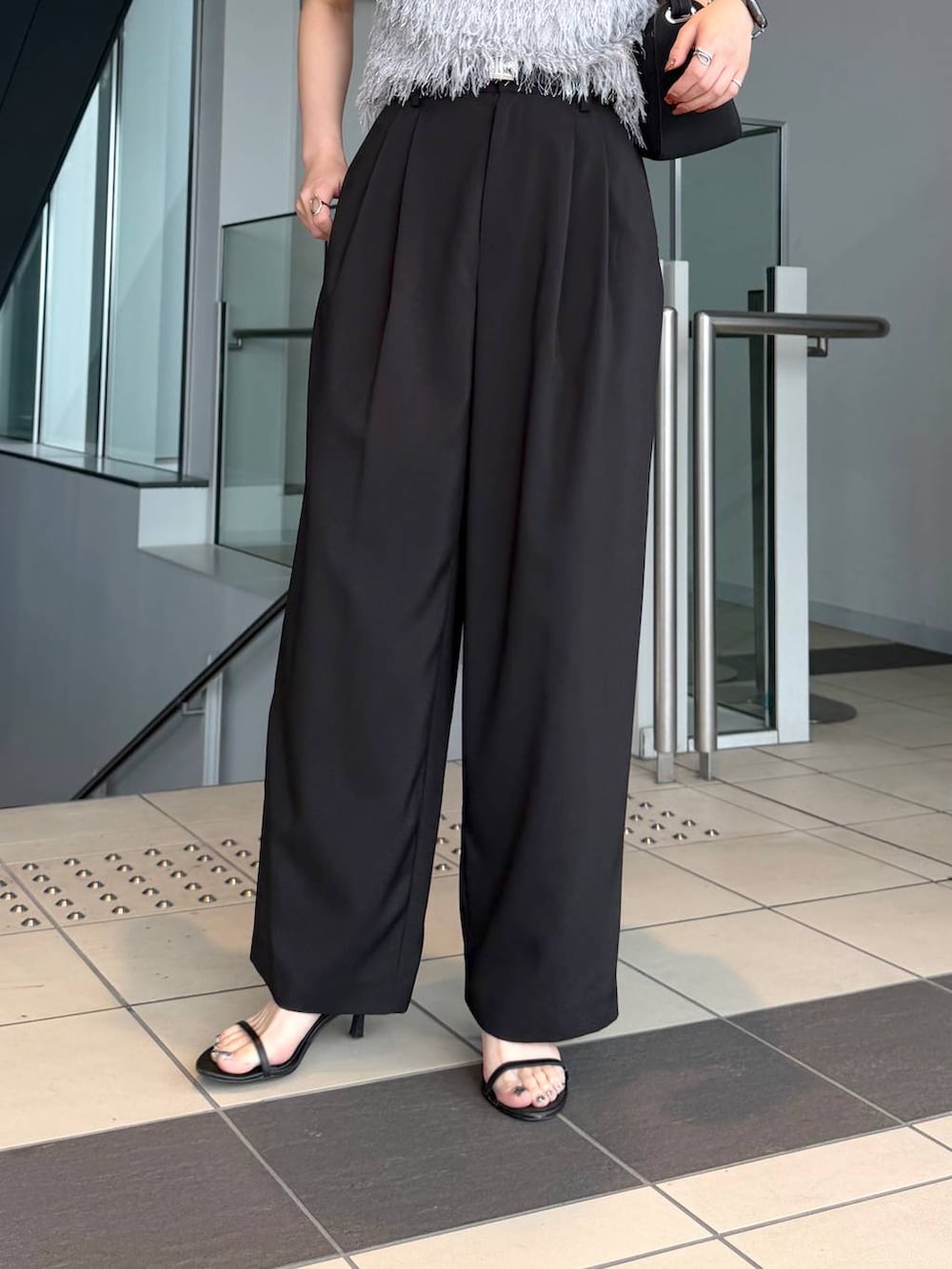 グレー系のベスト、ブラック系のその他パンツ、ブラック系のショルダーバッグを着用したレディースの夏コーディネートの5枚目の写真