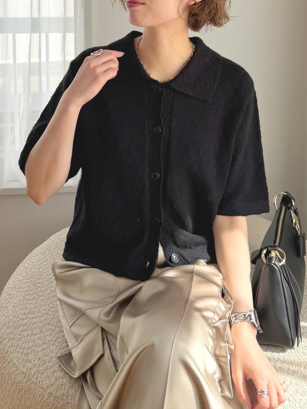 ブラック系のパンプス、ブラック系のショルダーバッグ、ベージュ系のその他パンツを着用したレディースの春コーディネートの6枚目の写真