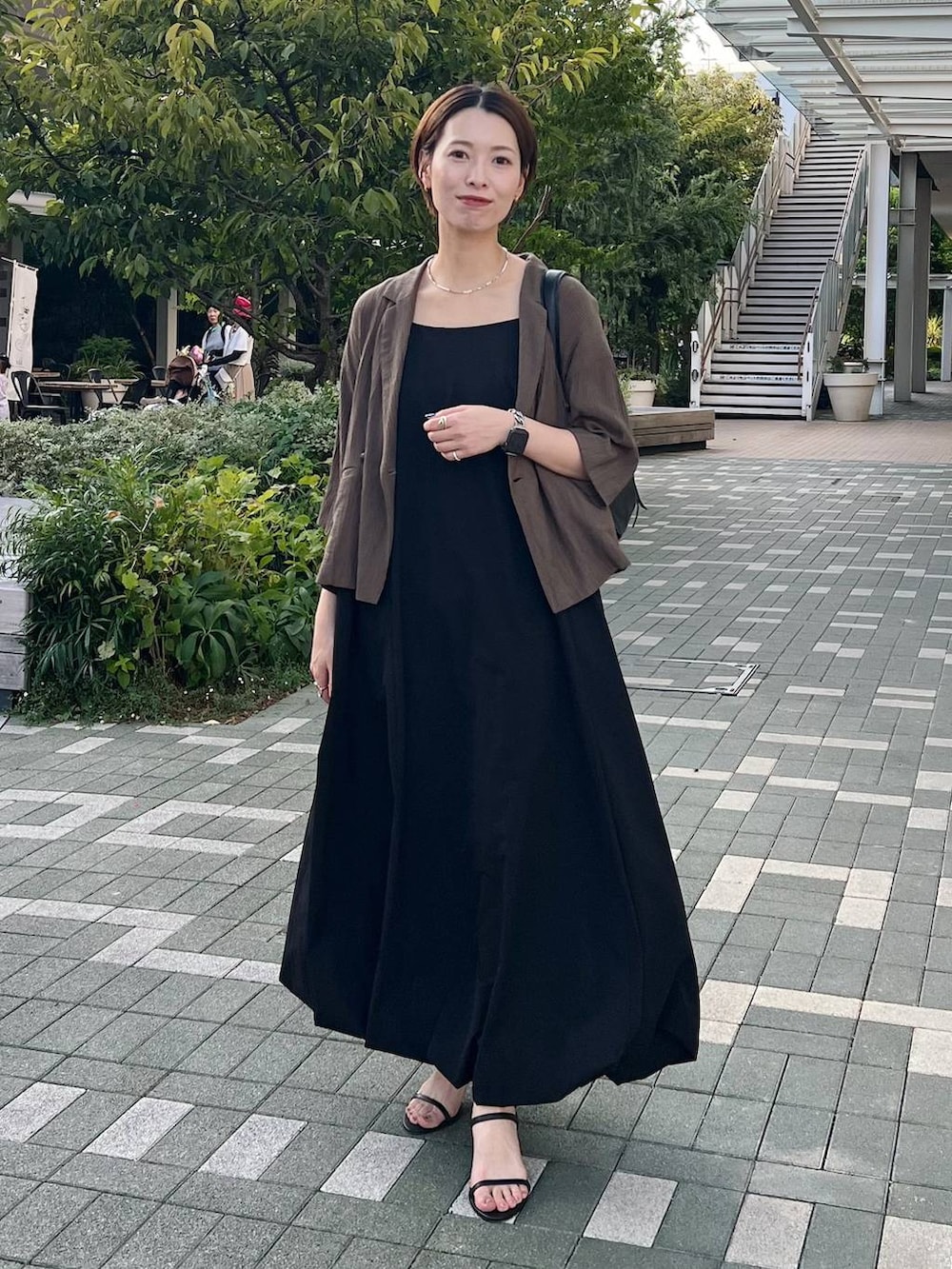 ブラック系のサンダル、ブラック系のキャミソール、ブラック系のワンピースを着用したレディースの夏コーディネートの2枚目の写真