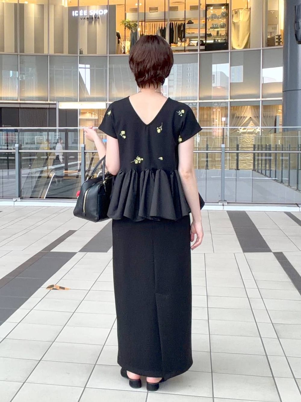 その他のTシャツ/カットソー、ブラック系のサンダル、ブラック系のスカートを着用したレディースの夏コーディネートの3枚目の写真