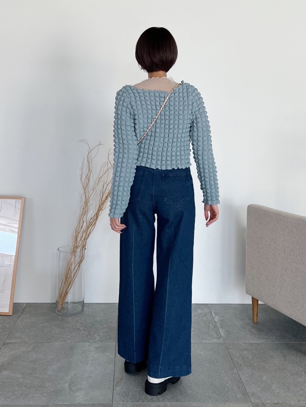 ブルー系のカーディガン/ボレロ、ホワイト系のトップス、ホワイト系のバッグを着用したレディースの夏コーディネートの3枚目の写真