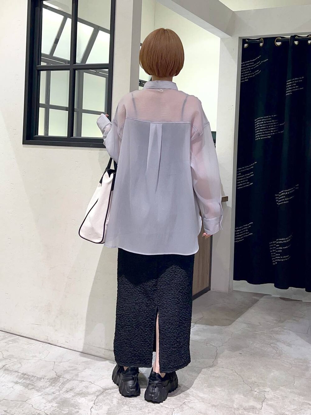 ブラック系のトートバッグ、ブラック系のバレエシューズ、ブラック系のスカートを着用したレディースの春コーディネートの3枚目の写真