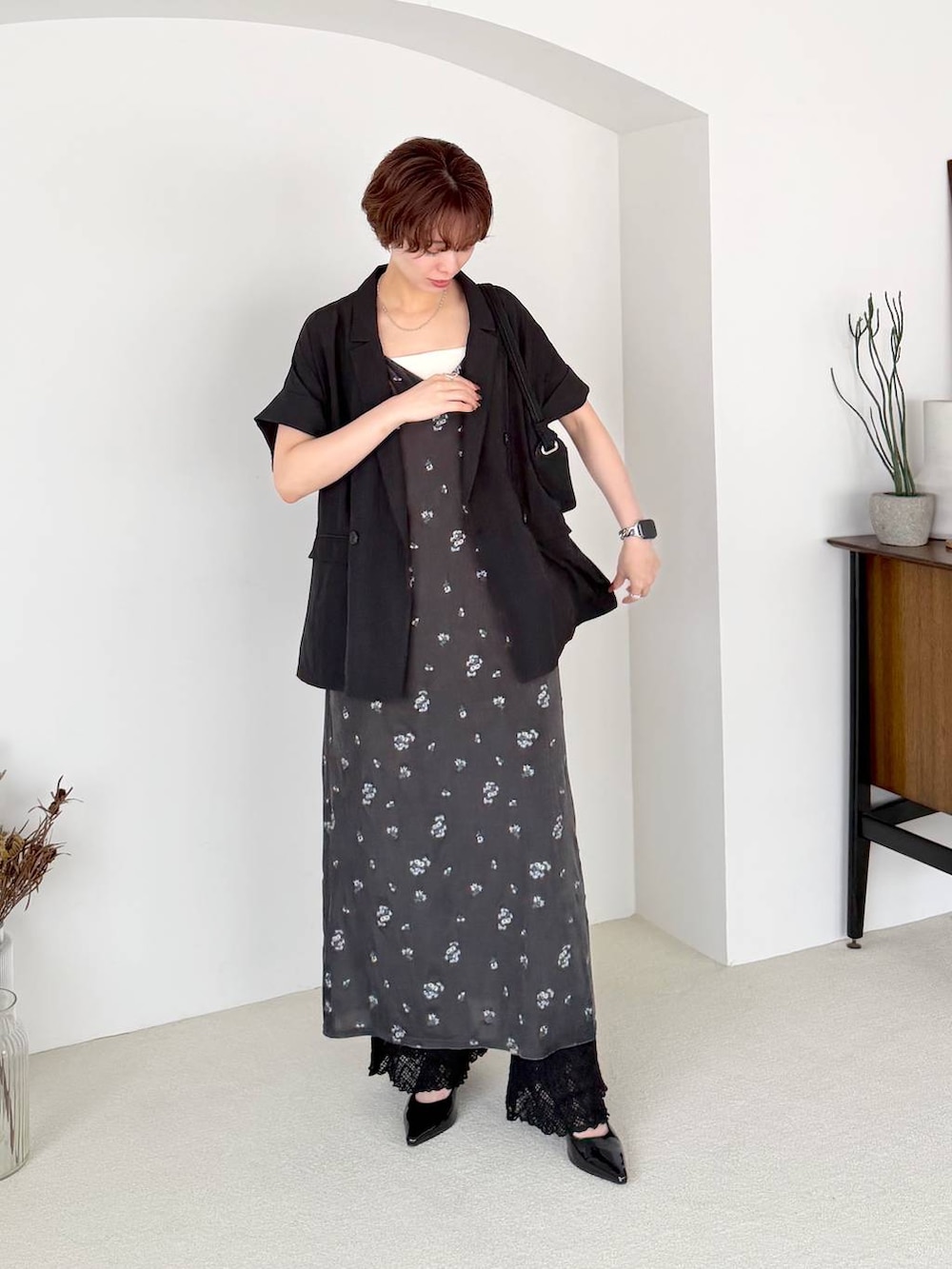 ブラック系のその他パンツ、グレー系のワンピース、ブラック系のサンダルを着用したレディースの夏コーディネートの6枚目の写真