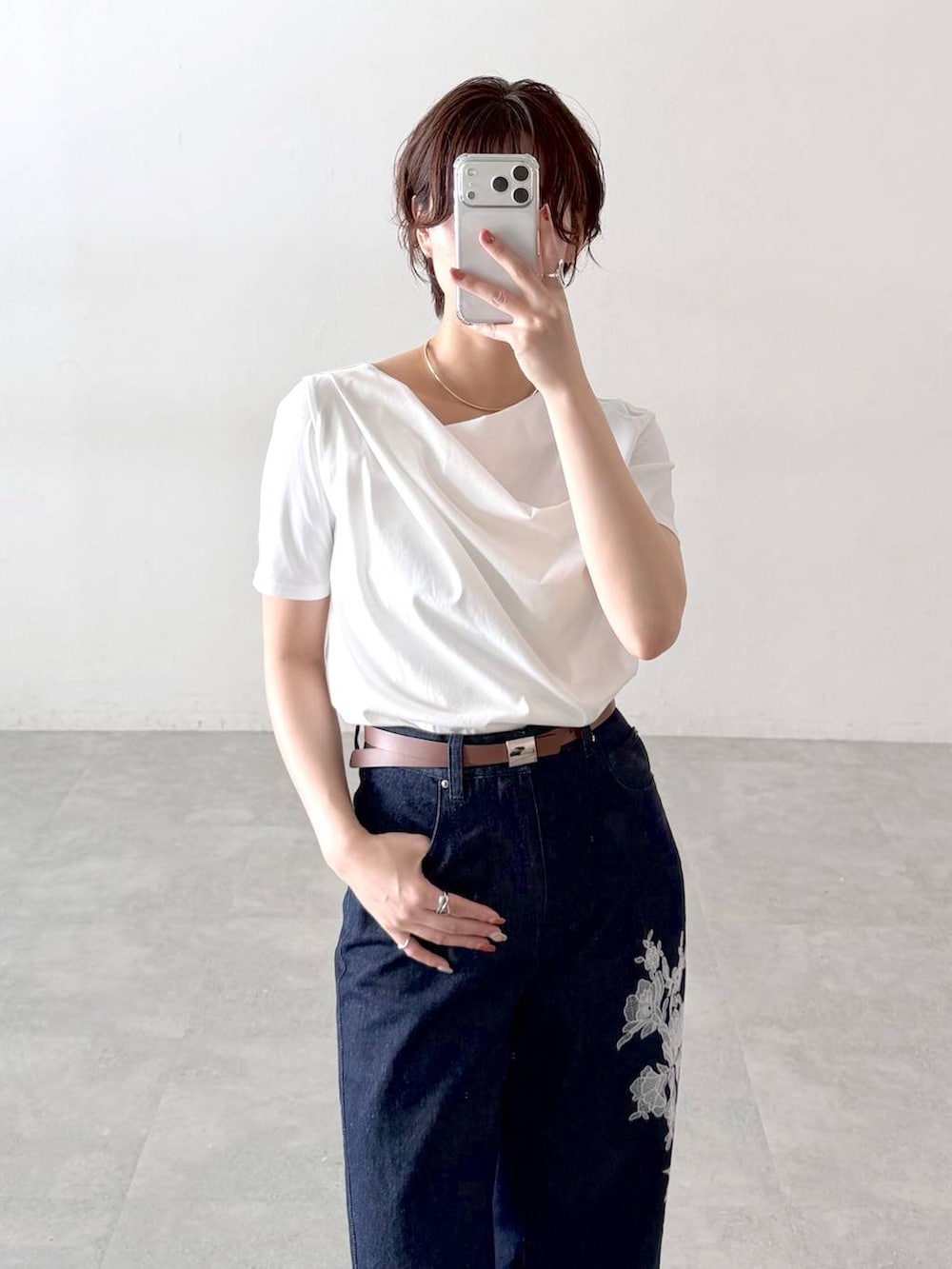 ベージュ系のサンダル、ホワイト系のTシャツ/カットソー、ブルー系のデニムパンツを着用したレディースの夏コーディネートの5枚目の写真