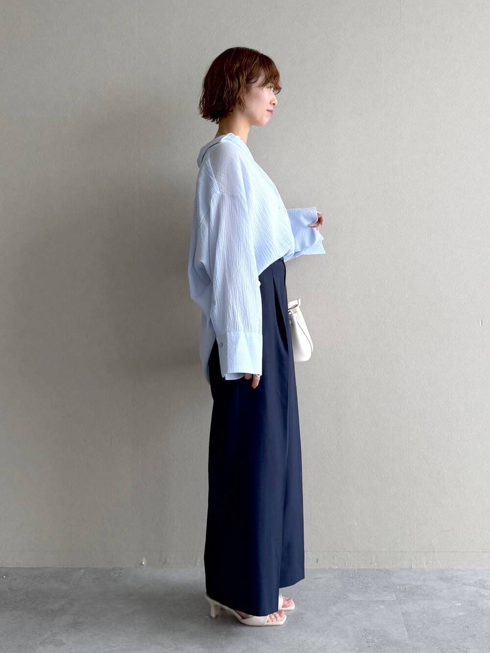 ホワイト系のサンダル、ブルー系のシャツ/ブラウス、ブルー系のその他パンツを着用したレディースの春コーディネートの2枚目の写真