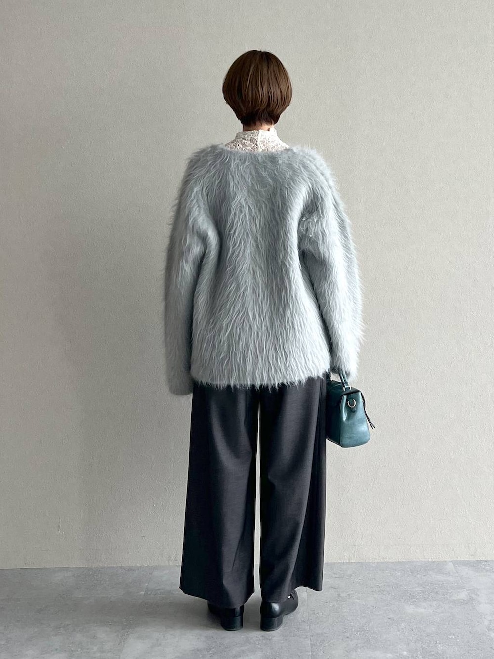 ブラック系のローファー、グレー系のカーディガン/ボレロ、グレー系のその他パンツを着用したレディースの秋コーディネートの3枚目の写真