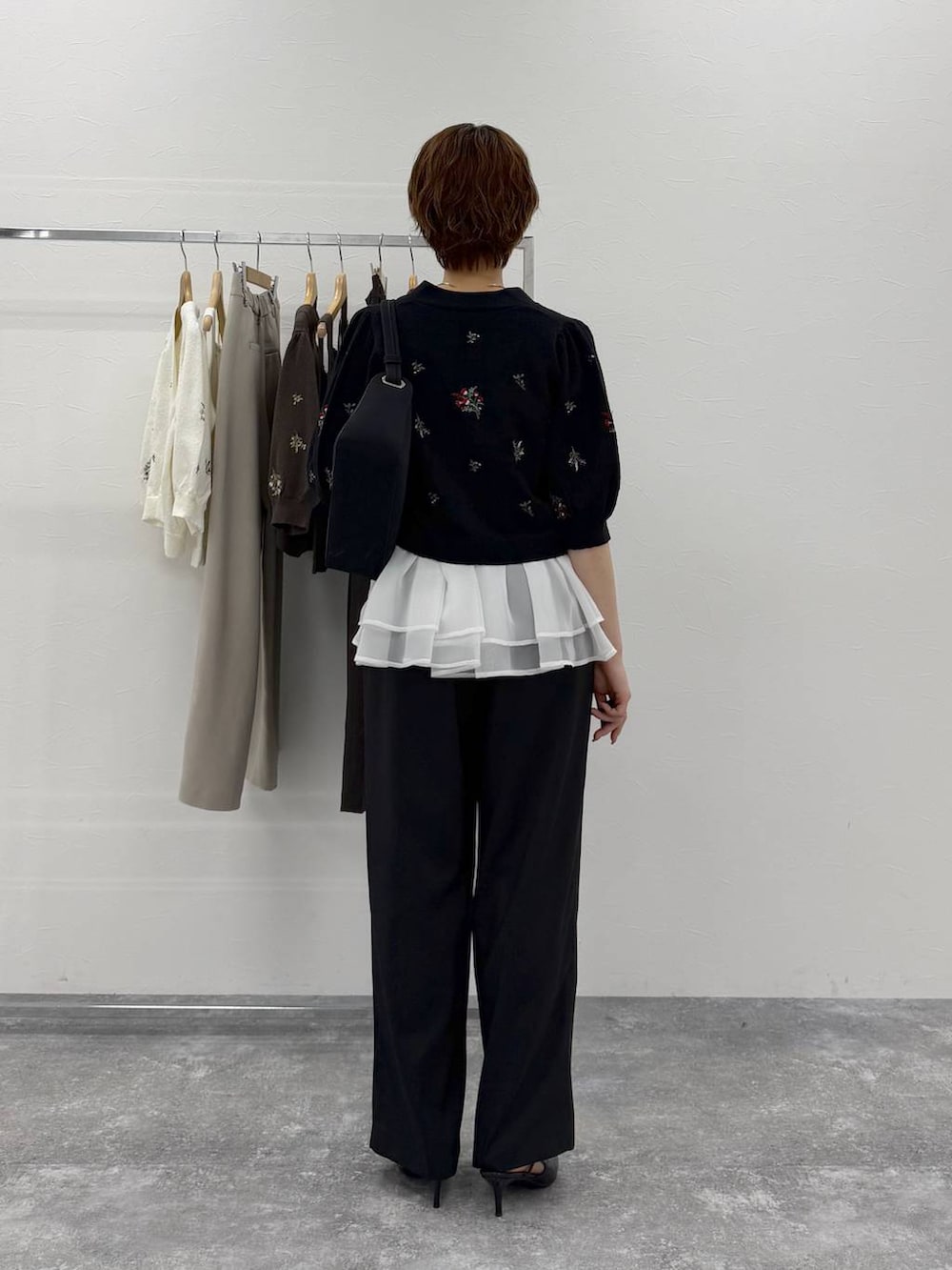 グレー系のニット/セーター、ブラック系のその他パンツ、ブラック系のカーディガン/ボレロを着用したレディースの夏コーディネートの3枚目の写真