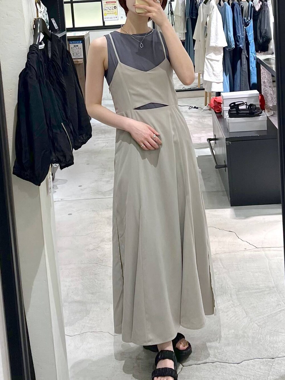 ブラック系のブルゾン、シルバー系のショルダーバッグ、ベージュ系のワンピースを着用したレディースの夏コーディネートの7枚目の写真