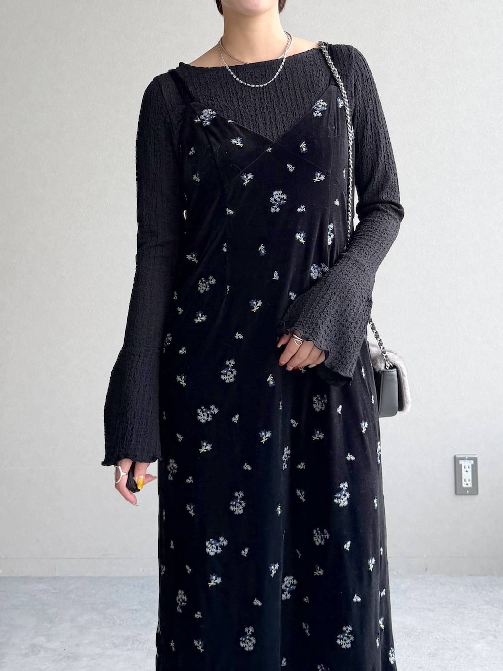 ブラック系のサンダル、ブラック系のワンピース、ブラック系のTシャツ/カットソーを着用したレディースの秋コーディネートの4枚目の写真